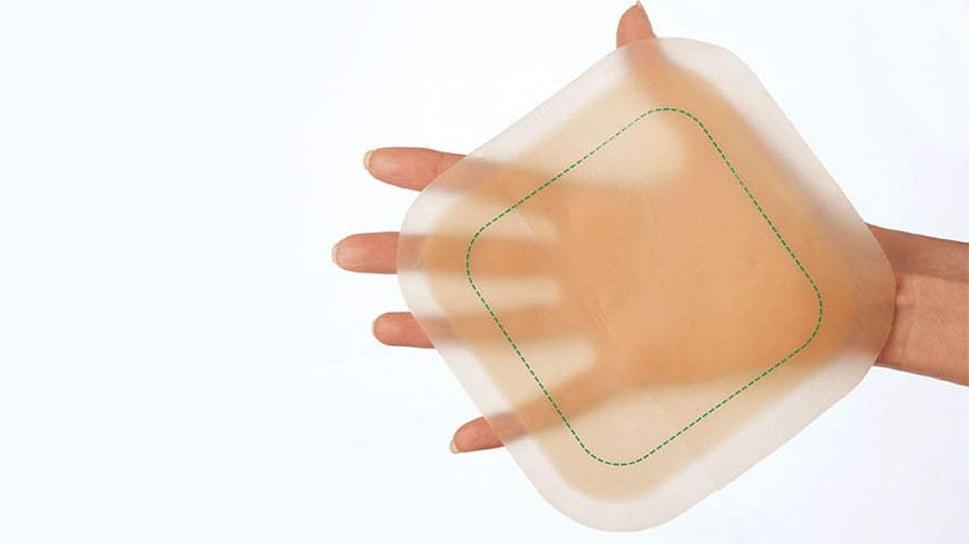 ruka držící obvaz na rány