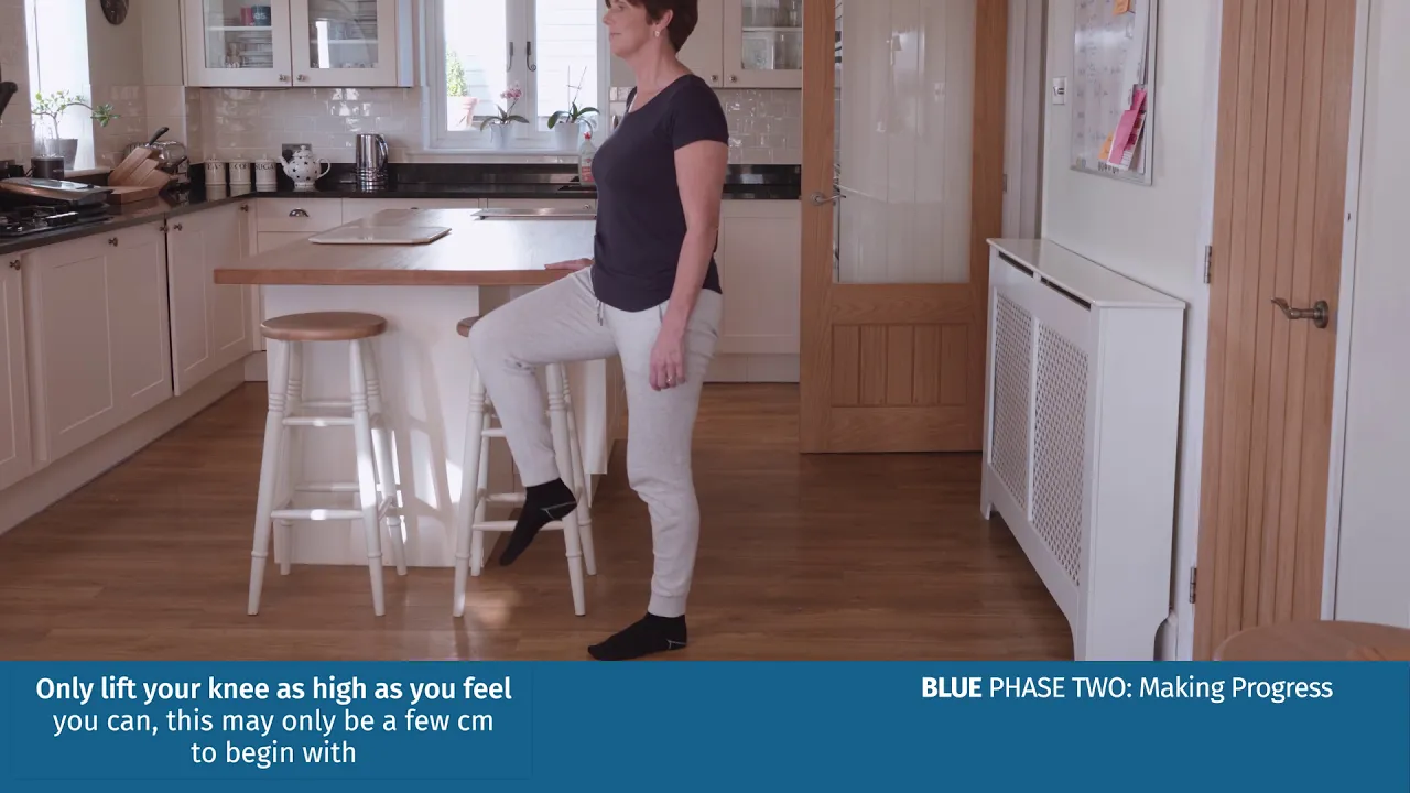 en person som står på et kjøkken