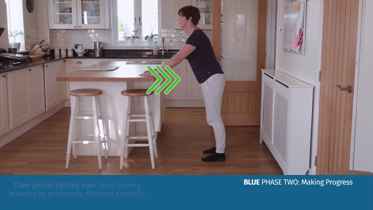 en person som står på et kjøkken