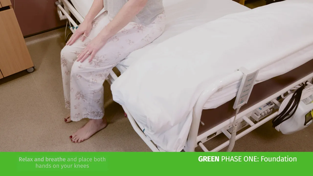 en person i en sykehusseng