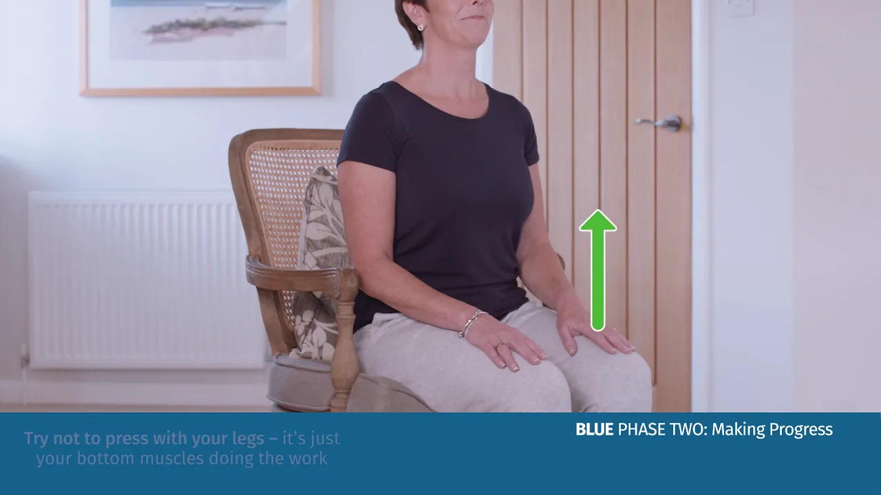 en person som sitter på en stol