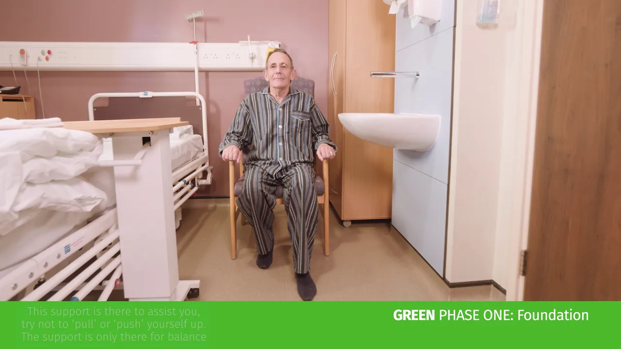 en mann som sitter i en sykehusstol