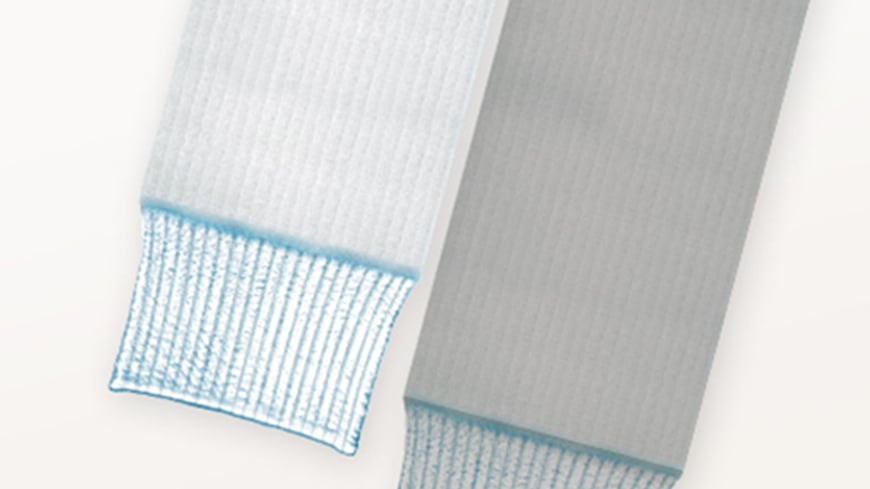 Un primer plano de una toalla a rayas azules y blancas