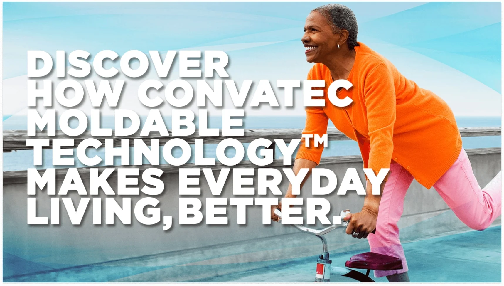 en kvinne i oransje skjorte