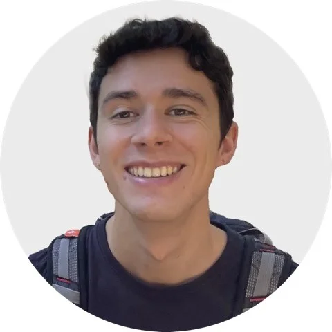 osoba usmievajúca sa do kamery