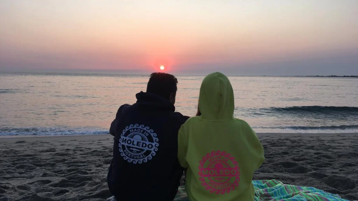 Um casal expressando seu amor e carinho um pelo outro.