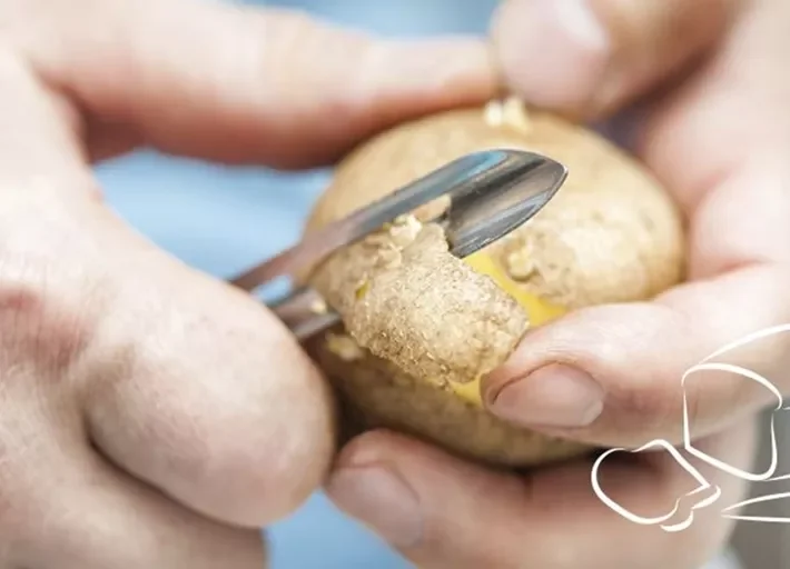 Eine Kartoffel die geschält wird