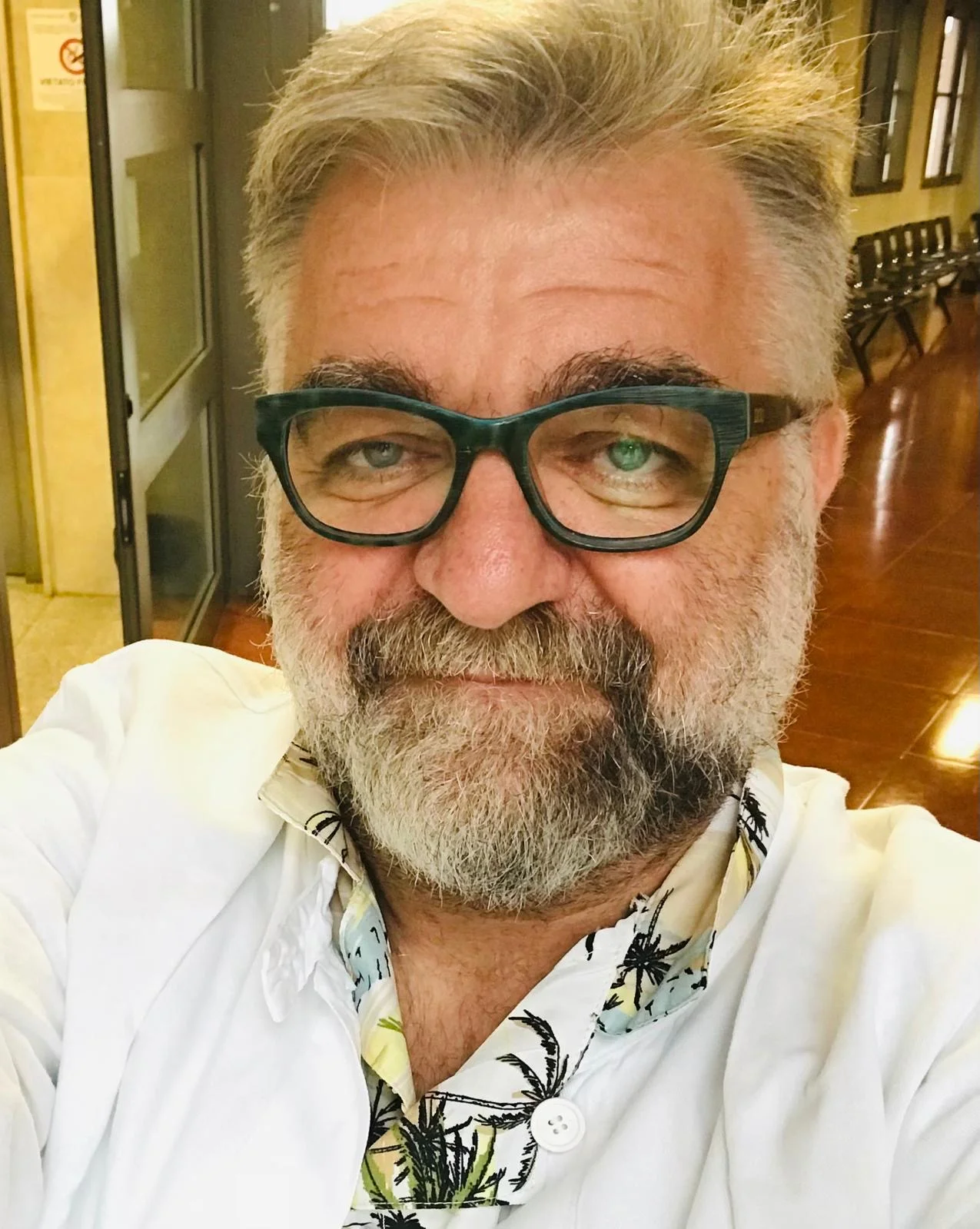 un uomo con barba e occhiali