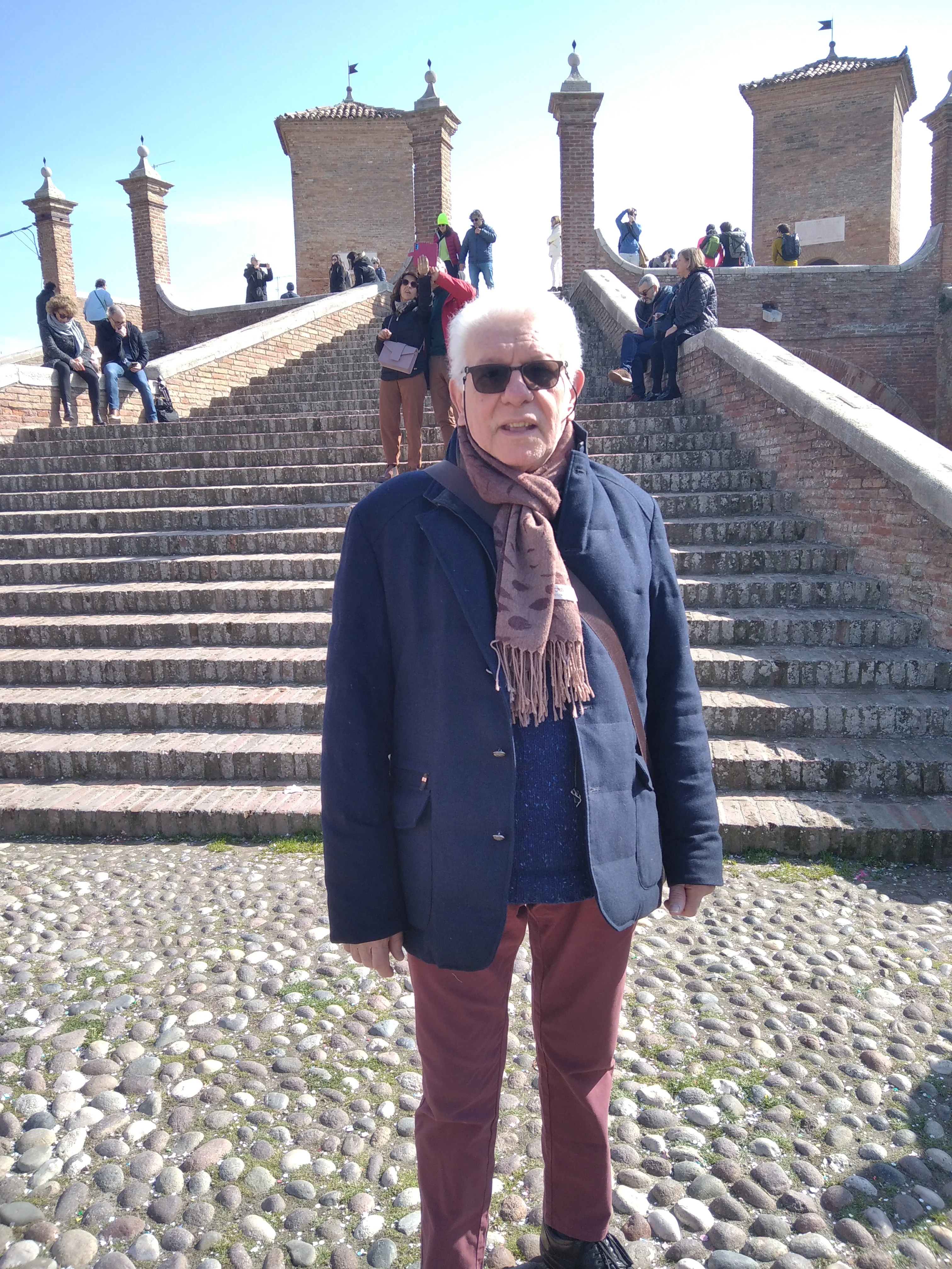 un uomo in piedi sulle scale