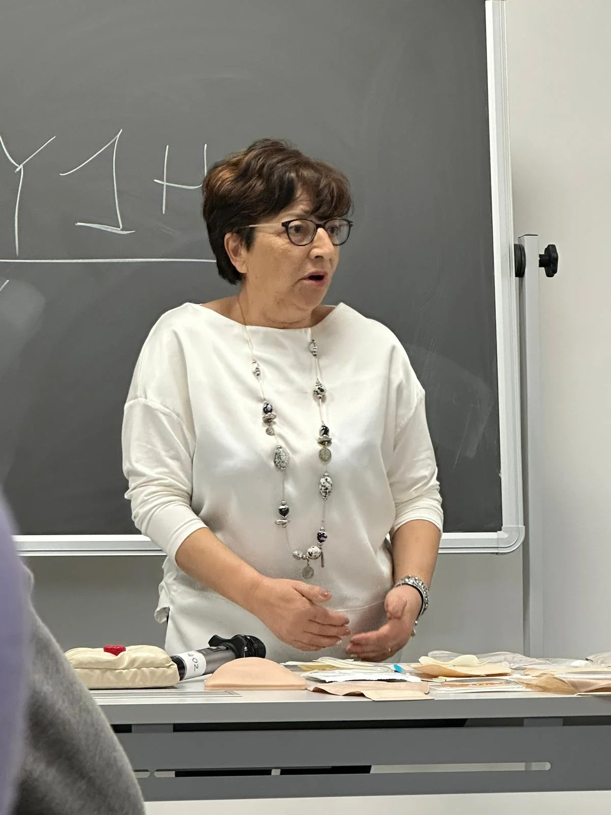 una persona in piedi a una scrivania