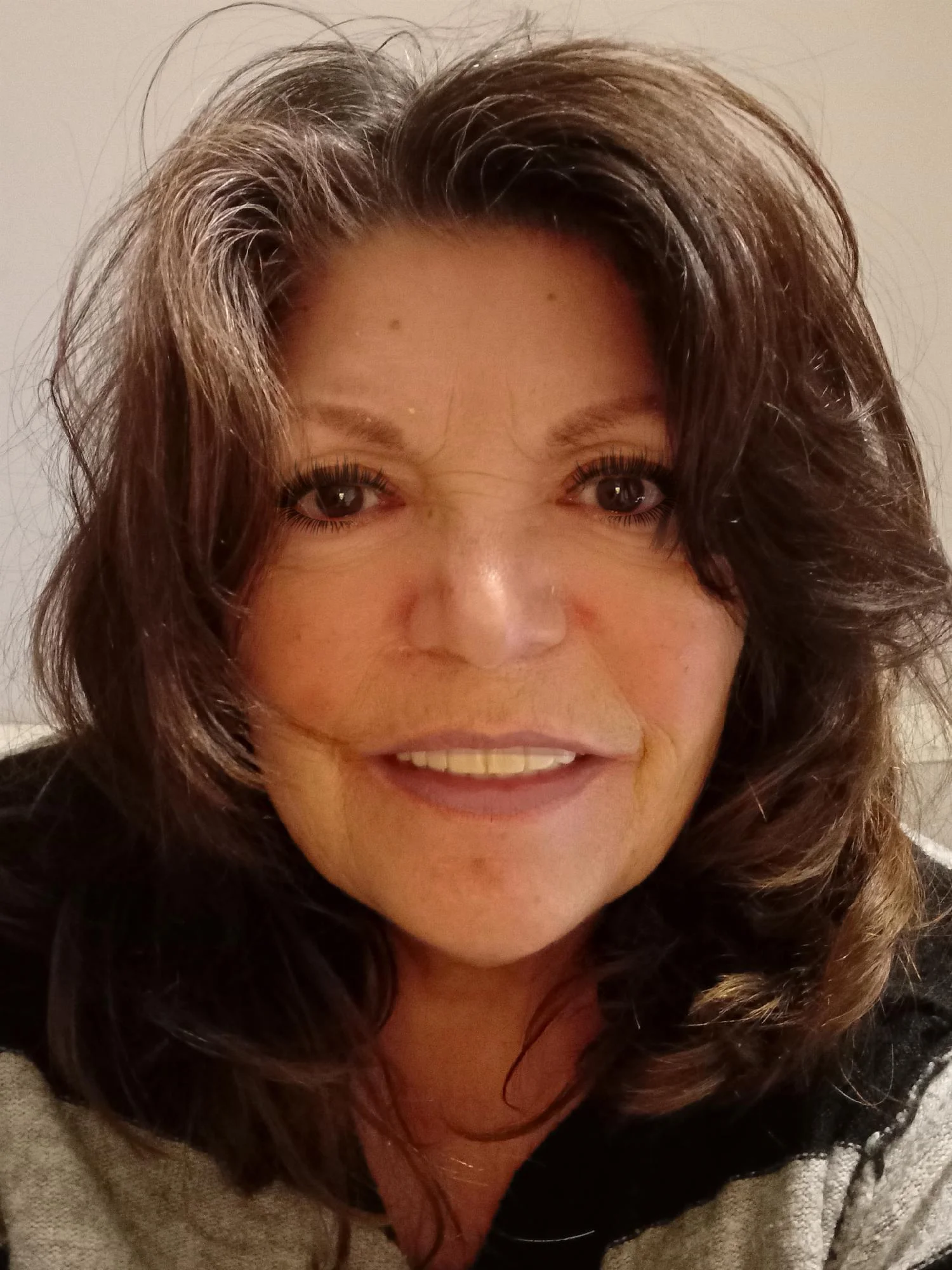 una donna con i capelli lunghi