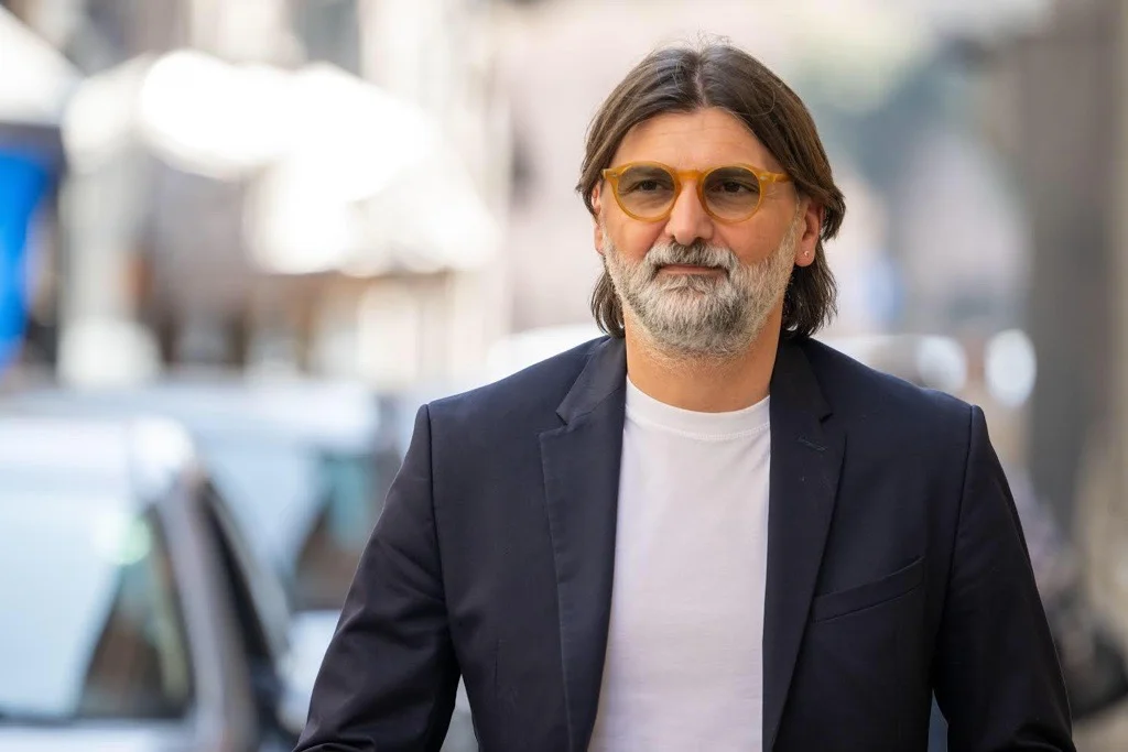 un uomo con barba e occhiali