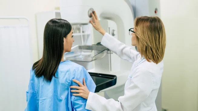 Eine junge Frau unterzieht sich einer Mammographie-Untersuchung im Krankenhaus mit einer Ärztin.