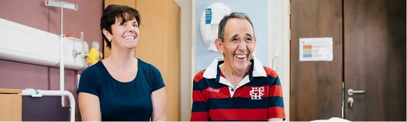 En mann og en kvinne som smiler