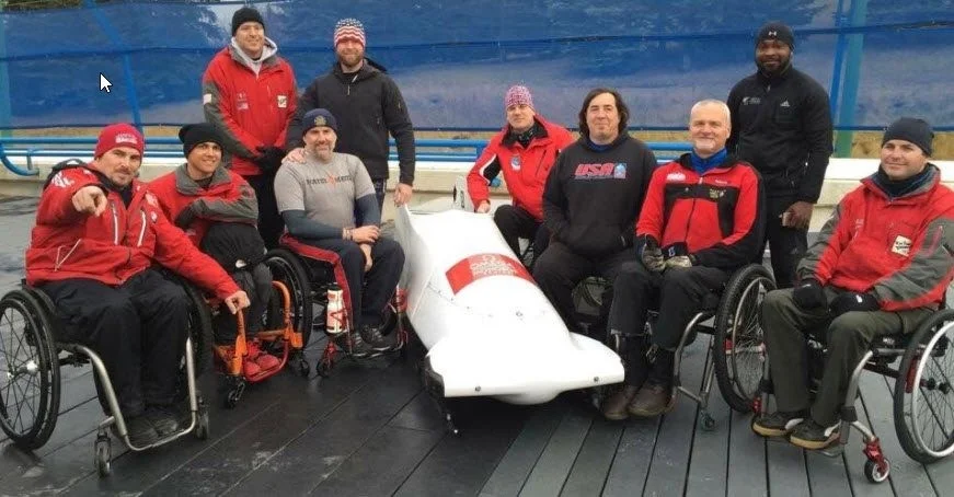 Un grupo de personas en silla de ruedas