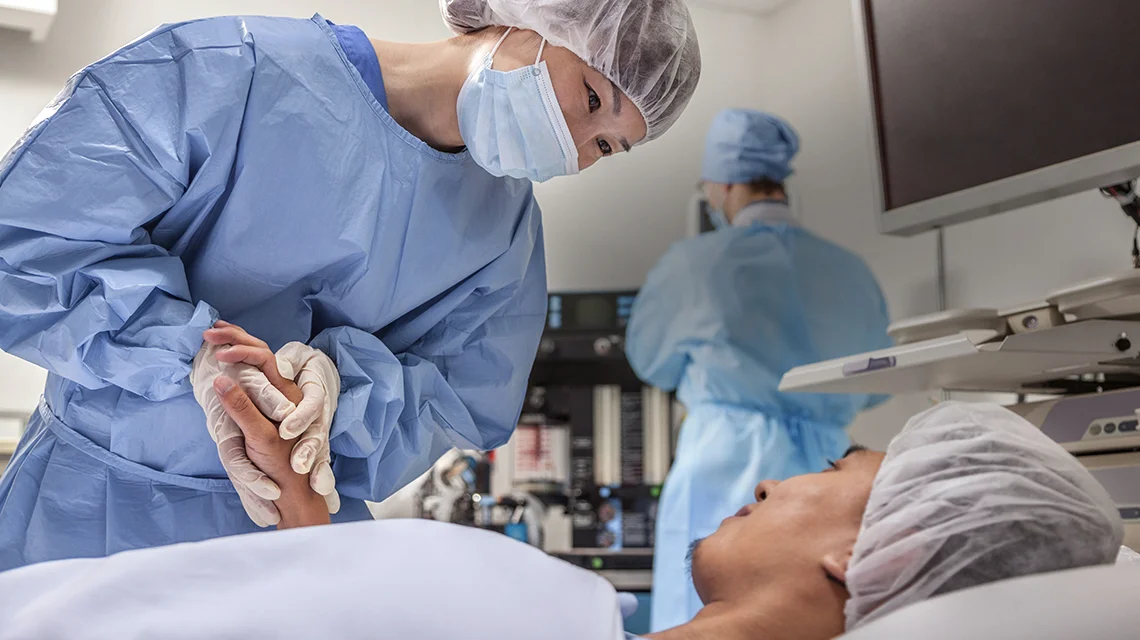 een chirurg die met een patiënt spreekt