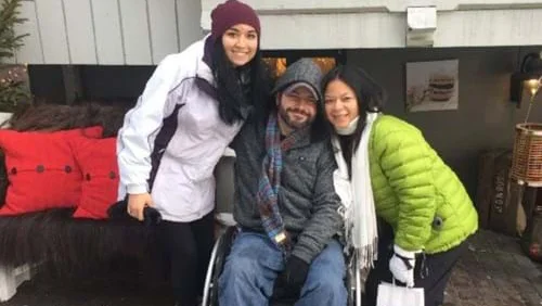 Un grupo de personas posando para la cámara