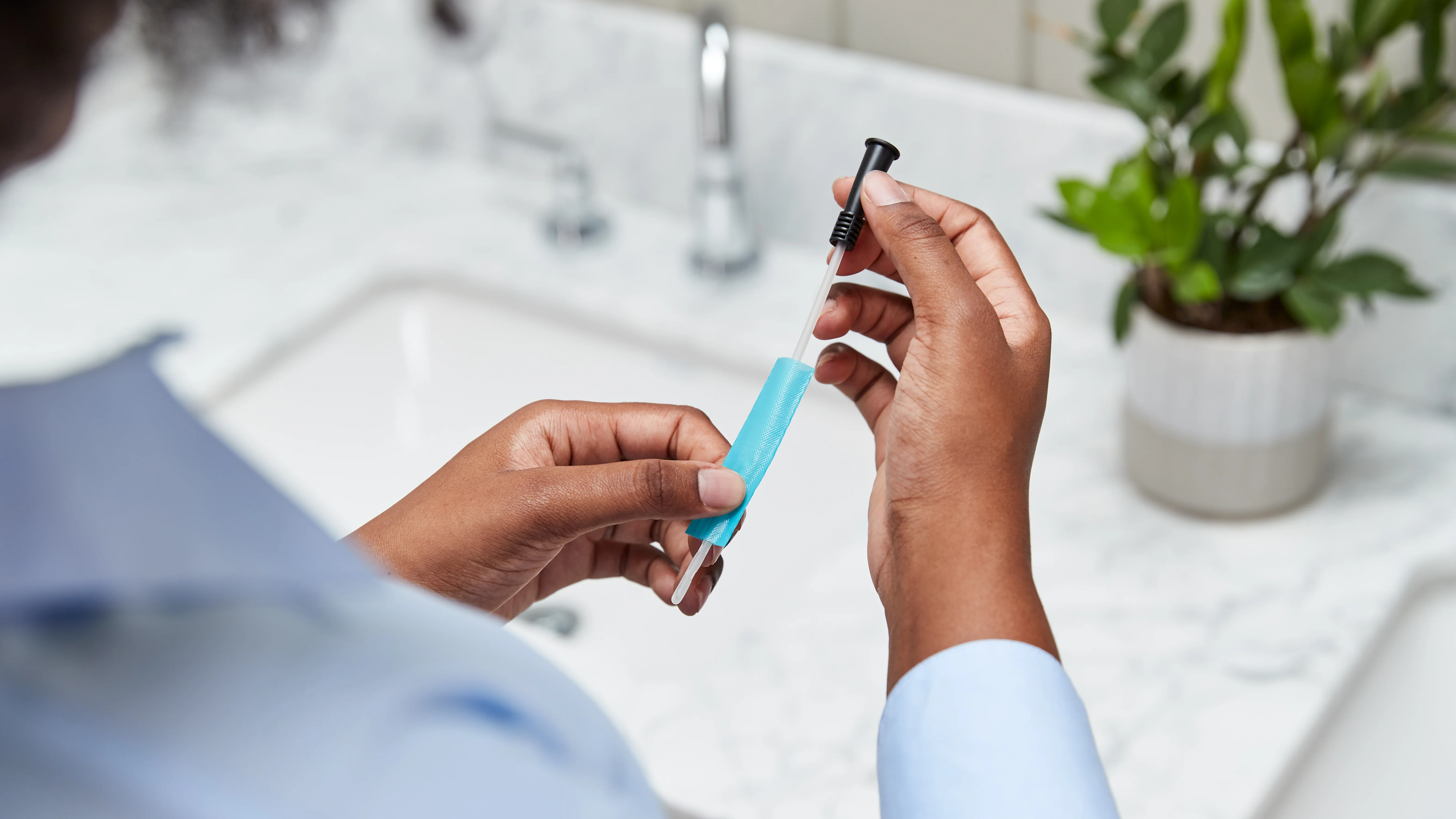 une personne tenant un stylo