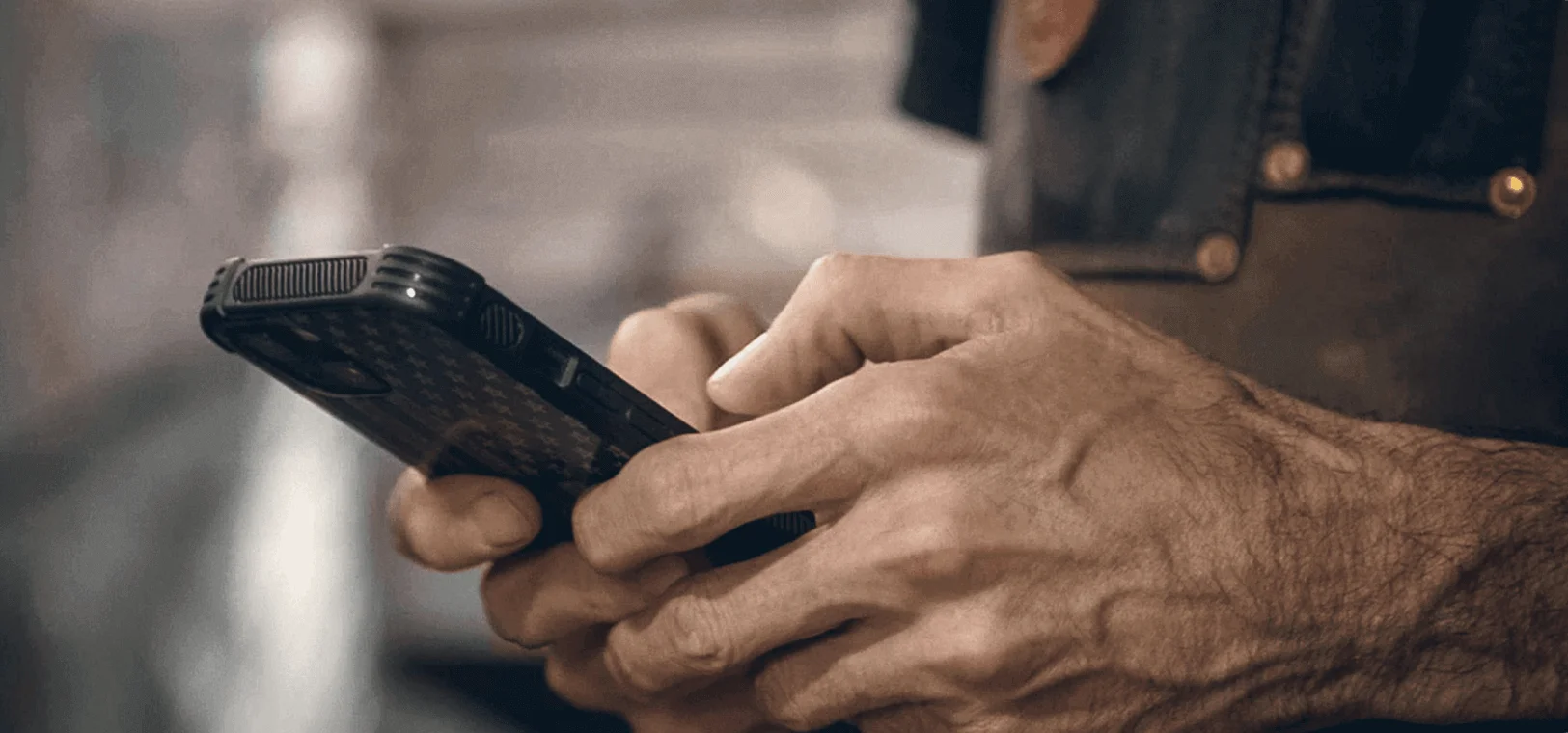 Una persona sosteniendo un teléfono