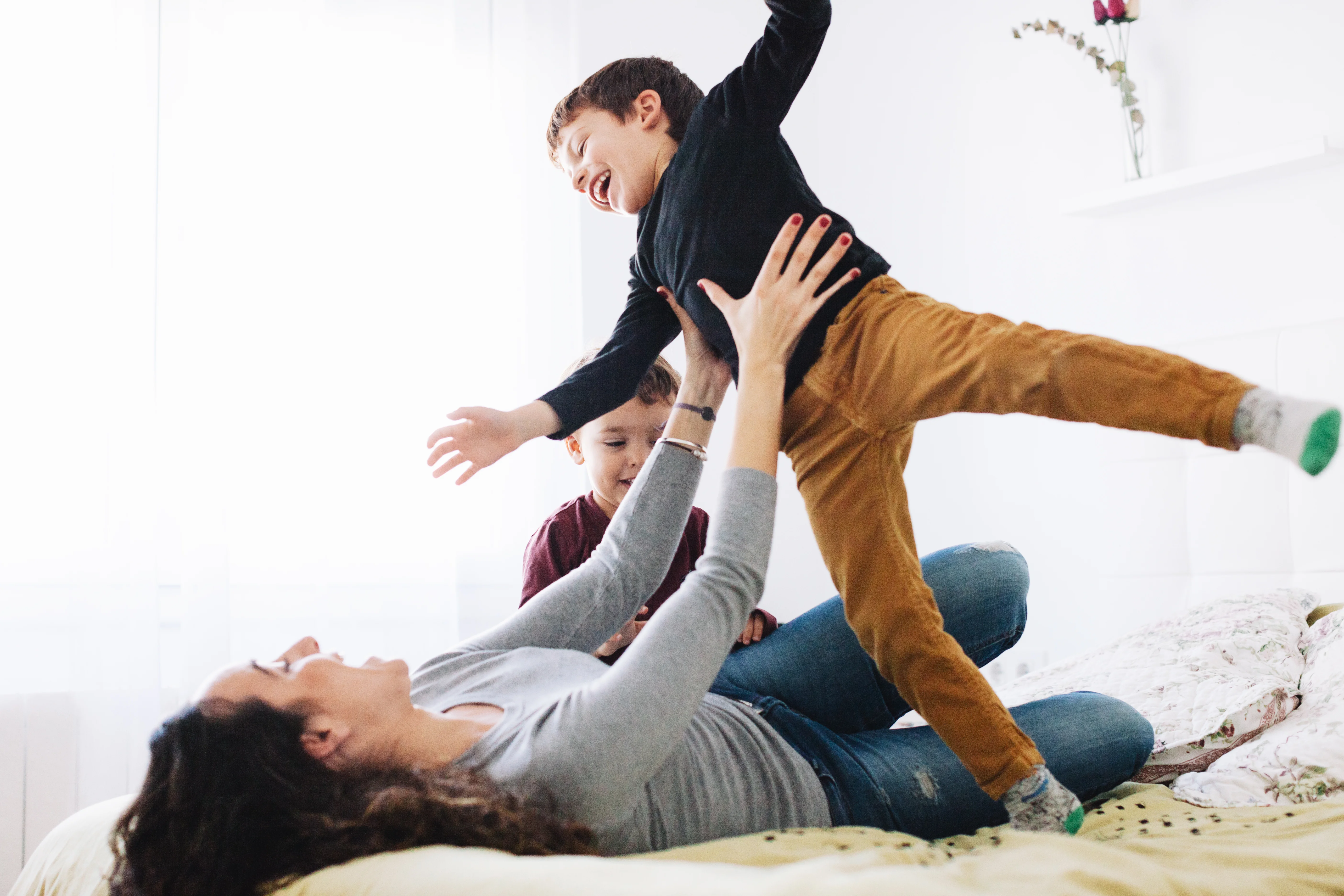 Une femme porte un enfant dans ses bras