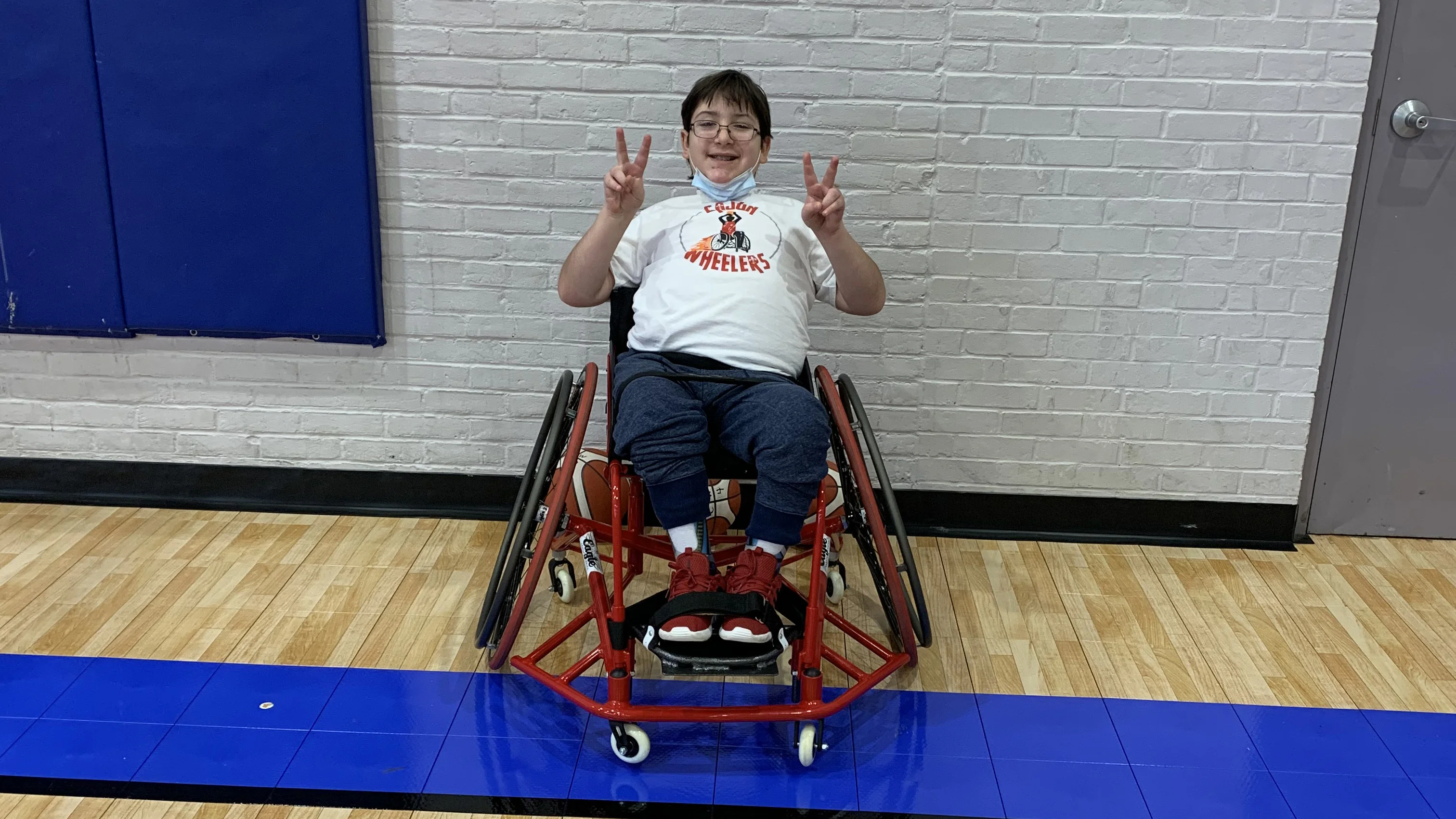 Eli sur un terrain de basket-ball