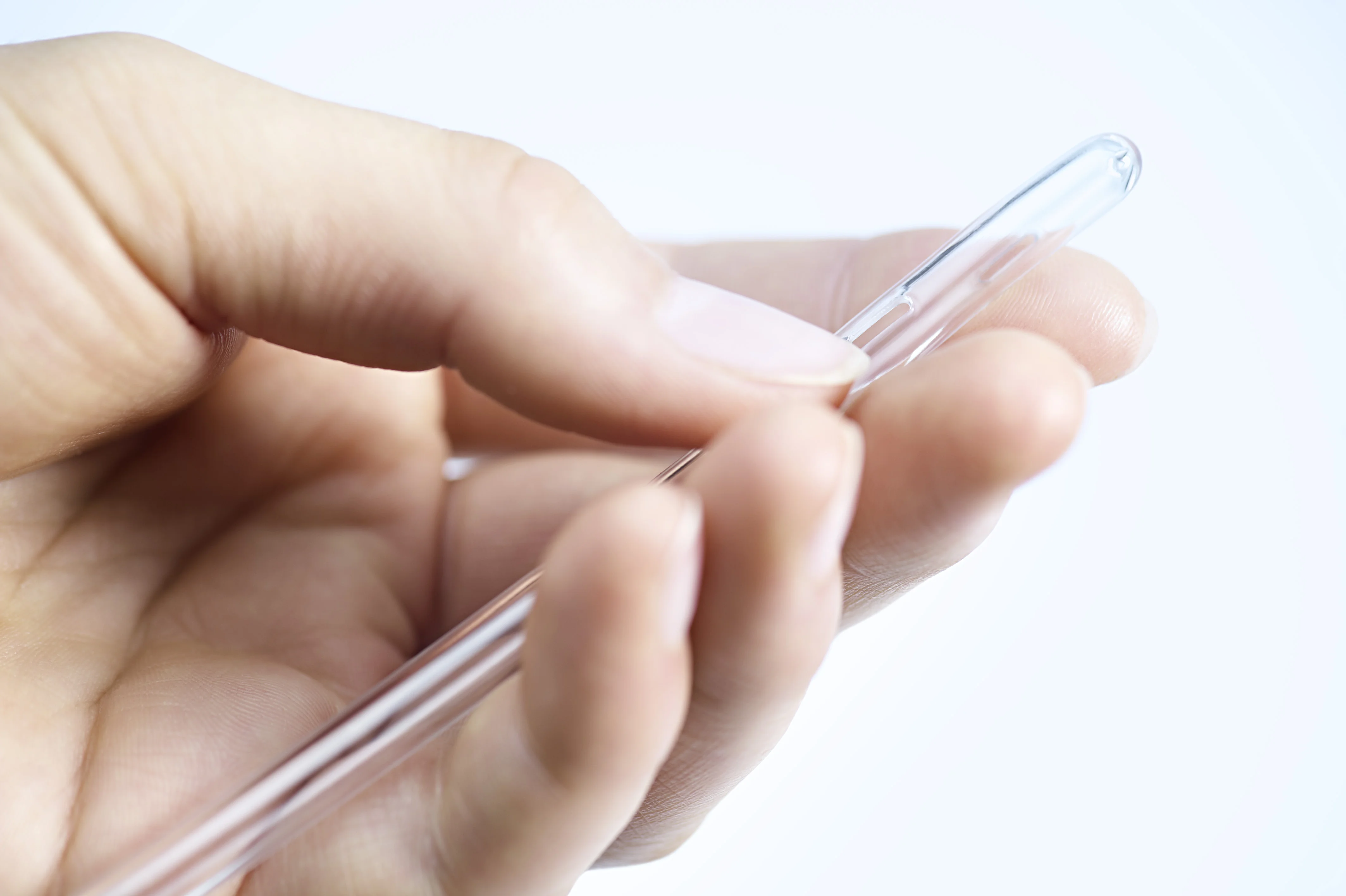 une personne tenant un stylo